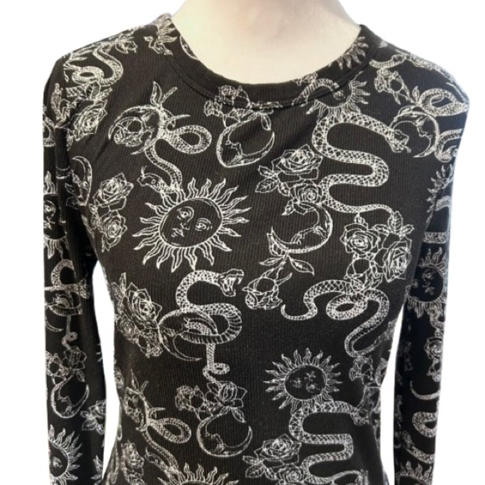 No Boundries Celestial Ribbed Thermal Top Sun Moon Snakes Edgy Shirt Size M